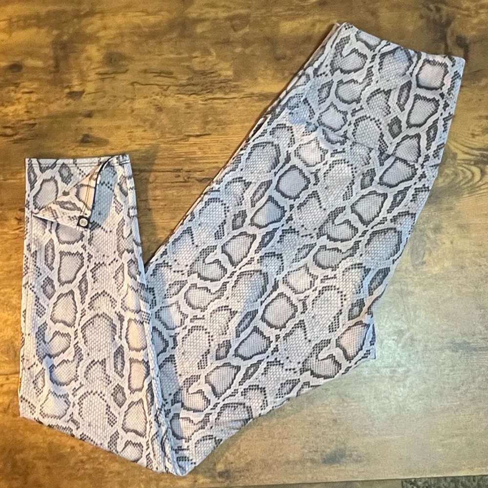 Onzie Lilac Snakeprint Leggings Sz. M/L